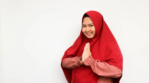 Portrait Young Beautiful Muslim Woman Wearing Hijab Eid Mubarak Greeting — Fotografia de Stock