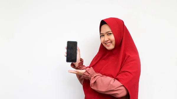 Красива Азіатська Мусульманка Показує Порожній Екран Мобільний Ізольований Білому Тлі — стокове фото