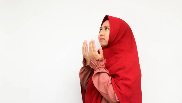 Türbanlı Tesettürlü Asyalı Müslüman Kadın Gülümseyerek Ellerini Havaya Kaldırarak Dua — Stok fotoğraf