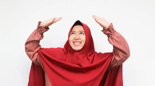 Jatuh Kepala Wanita Hijab Terguncang Melihat Atas Dan Berteriak Studio — Stok Foto
