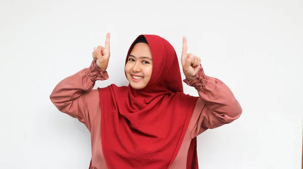 Verbazingwekkende Jonge Aziatische Vrouw Rode Hijab Wijzend Vinger Naar Kopieerruimte — Stockfoto