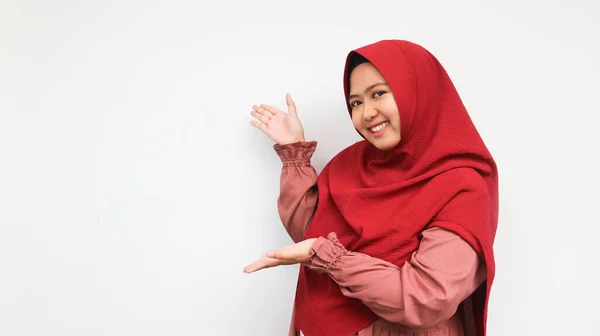 Mulher Muçulmana Com Cabeça Coberta Hijab Aponta Lado Fundo Branco — Fotografia de Stock