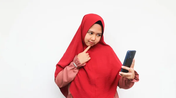 Perempuan Asia Dalam Hijab Bingung Saat Melihat Smartphone — Stok Foto