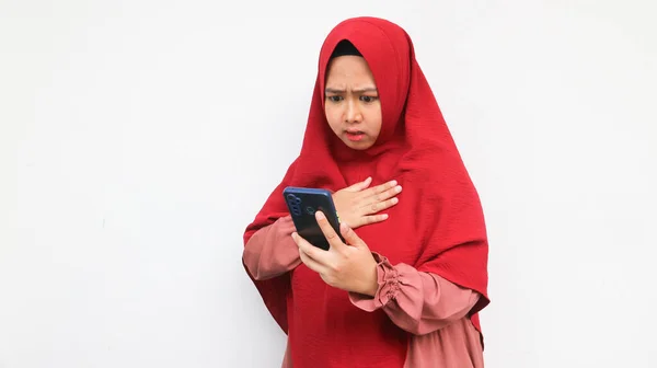 Hidzsáb Kap Megdöbbent Néz Smartphone Elszigetelt Fehér Háttér — Stock Fotó