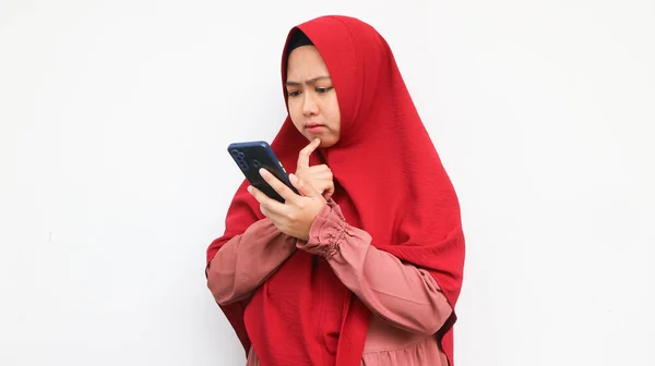 Akıllı Telefona Bakarken Tesettürlü Asyalı Kadının Kafası Karışık — Stok fotoğraf