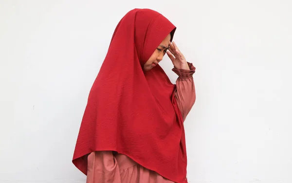 Estressado Mulher Muçulmana Asiática Tocando Seus Templos Tendo Dor Cabeça — Fotografia de Stock