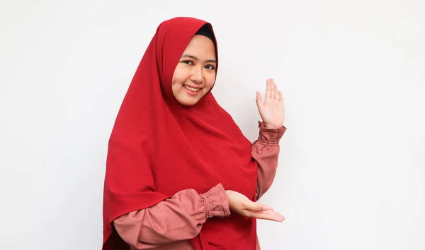 Mulher Muçulmana Com Cabeça Coberta Hijab Aponta Lado Fundo Branco — Fotografia de Stock