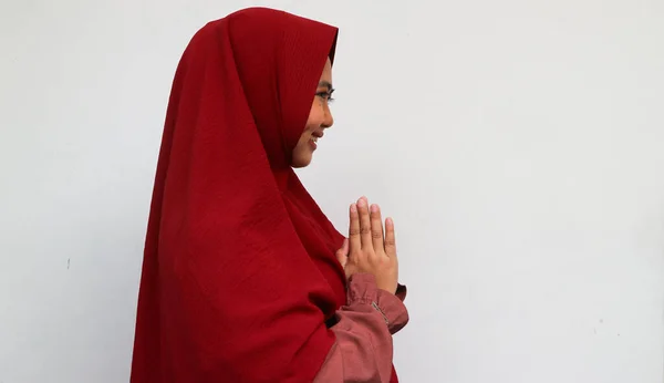 Retrato Jovem Bela Mulher Muçulmana Vestindo Hijab Saudação Eid Mubarak — Fotografia de Stock