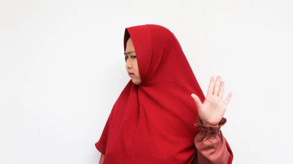 Hermosa Mujer Asiática Seria Hiyab Rojo Pie Con Mano Extendida — Foto de Stock