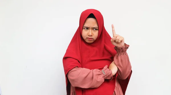 Angry Pointing Beautiful Asian Woman Wearing Hijab Isolated White Background — Stok Foto