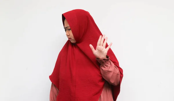 Mulher Asiática Grave Bonita Hijab Vermelho Com Mão Estendida Mostrando — Fotografia de Stock