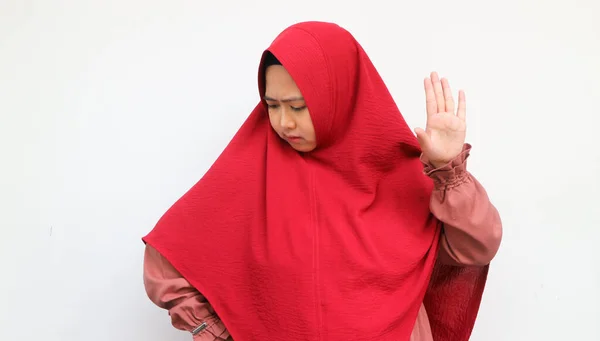 Красивая Серьезная Азиатка Красном Хиджабе Стоящая Протянутой Рукой Показывающая Стоп — стоковое фото