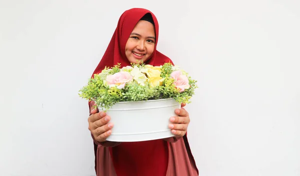 Sorrindo Jovem Mulher Asiática Segurando Vaso Flores Com Gesto Dando — Fotografia de Stock