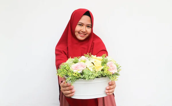 Sorrindo Jovem Mulher Asiática Segurando Vaso Flores Com Gesto Dando — Fotografia de Stock