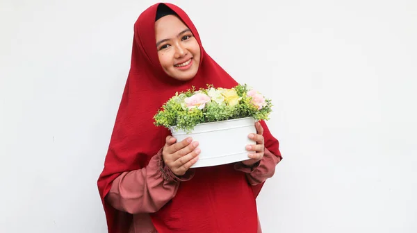 Wanita Muda Tersenyum Memegang Vas Bunga Terisolasi Pada Latar Belakang — Stok Foto