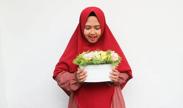 Souriant Jeune Femme Asiatique Tenant Vase Fleurs Isolé Sur Fond — Photo