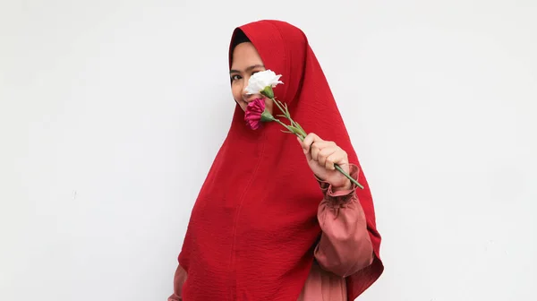 Uśmiechnięta Młoda Azjatka Trzyma Dwa Łodygi Kwiatów — Zdjęcie stockowe