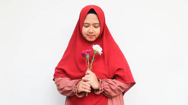 Senyum Wanita Muda Asia Memegang Dua Batang Bunga — Stok Foto