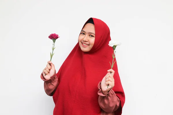 Χαμογελαστή Νεαρή Ασιάτισσα Που Κρατάει Δύο Μίσχους Λουλουδιών — Φωτογραφία Αρχείου