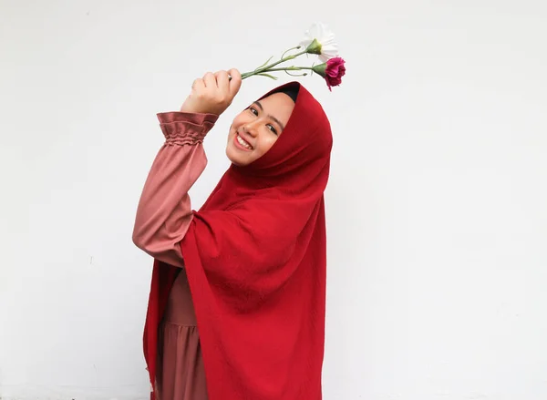 Jovem Mulher Asiática Alegre Segurando Dois Talos Flores Enquanto Olha — Fotografia de Stock