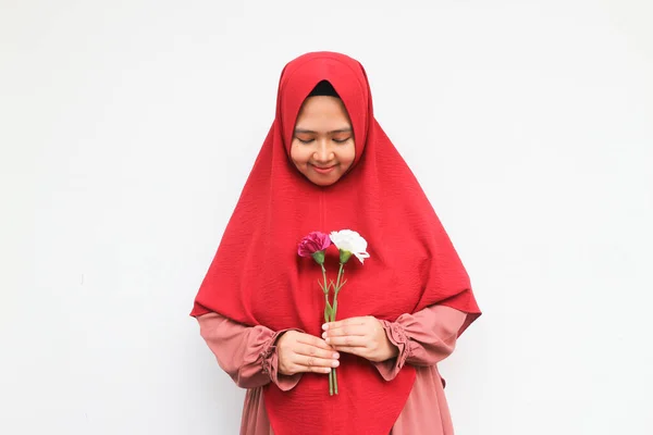Sonriente Joven Mujer Asiática Sosteniendo Dos Tallos Flores —  Fotos de Stock