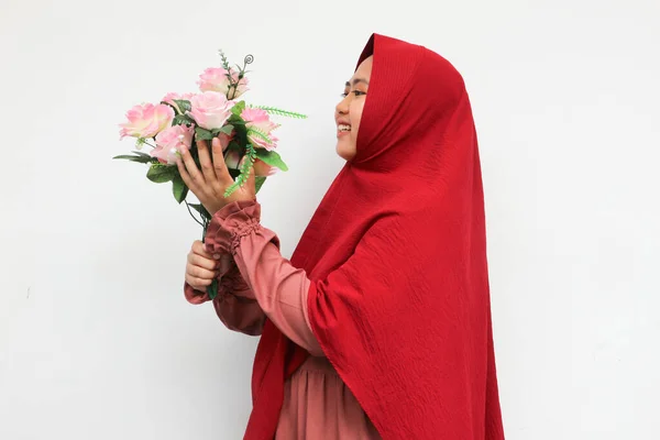 Joyeux Jeune Femme Asiatique Tenant Deux Bouquet Fleurs Tout Regardant — Photo