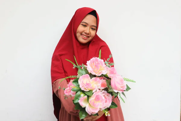 Souriant Jeune Femme Asiatique Tenant Bouquet Fleurs Avec Geste Donnant — Photo