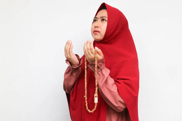 Türbanlı Tesettürlü Asyalı Müslüman Kadın Dua Ederken Elleri Havada Dua — Stok fotoğraf