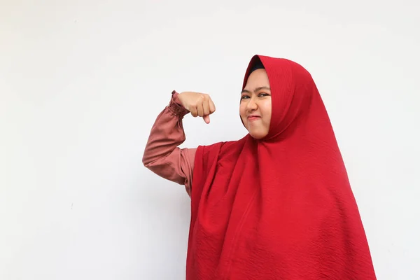 아시아인 여자가 히잡을 이두근 포즈를 취하는 행복하게 여긴다 인도네시아 소녀의 — 스톡 사진