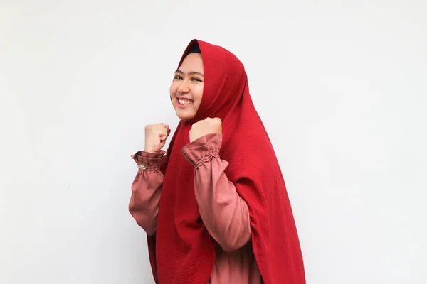 Opgewonden Vrolijk Aziatische Moslim Vrouw Vieren Overwinning Geïsoleerd Witte Achtergrond — Stockfoto