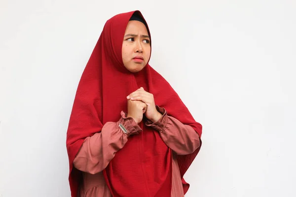 Красива Азіатська Хіджаб Жінка Відчуває Стрес Тривогу Ізольована Білому Тлі — стокове фото