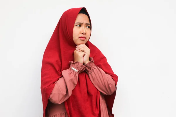 Bela Ásia Hijab Mulher Sentir Forçado Ansioso Isolado Branco Fundo — Fotografia de Stock