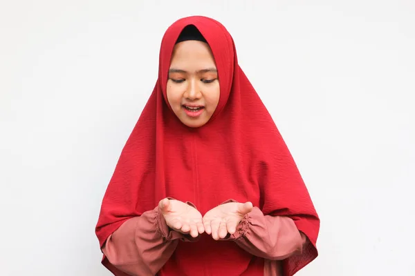 白い背景に隔離された製品のためのコピースペースとオープンハンドパームを提示または示す幸せなアジアのイスラム教徒の女性 — ストック写真