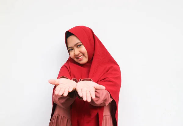 Mulher Muçulmana Asiática Feliz Apresentando Mostrando Palma Mão Aberta Com — Fotografia de Stock