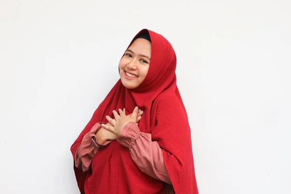 Wanita Asia Muda Yang Cantik Mengenakan Jilbab Merah Tersenyum Gembira — Stok Foto
