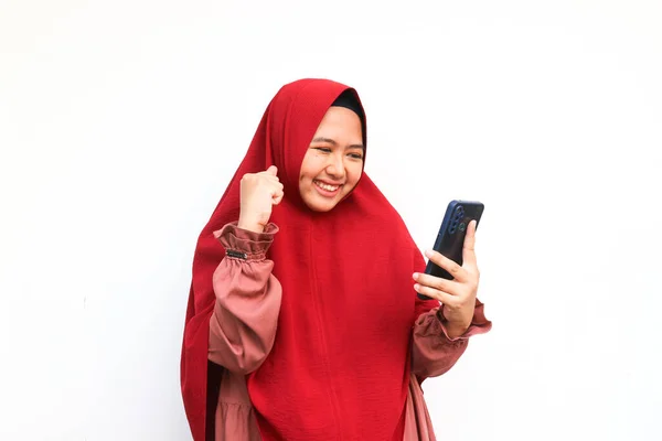Wanita Asia Muda Dalam Hijab Bersemangat Melihat Ponsel Pada Latar — Stok Foto