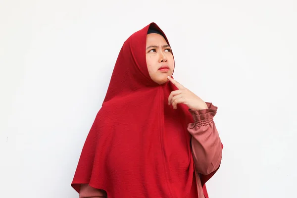 Portrait Atraktif Muslimah Wearing Hijab Thinking Contemplate Looking Copy Space — Stok Foto