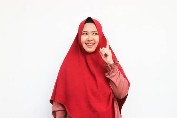 Hermosa Mujer Asiática Hijab Rojo Señalando Los Dedos Hacia Arriba — Foto de Stock