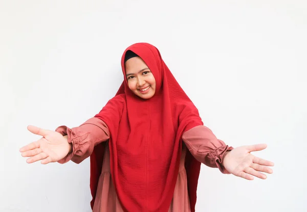 Offrendo Abbraccio Bella Donna Asiatica Che Indossa Hijab Isolato Sfondo — Foto Stock