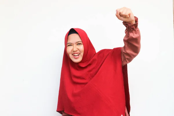 Mulher Asiática Excitada Hijab Apertando Mãos Enquanto Celebra Sucesso Isolada — Fotografia de Stock