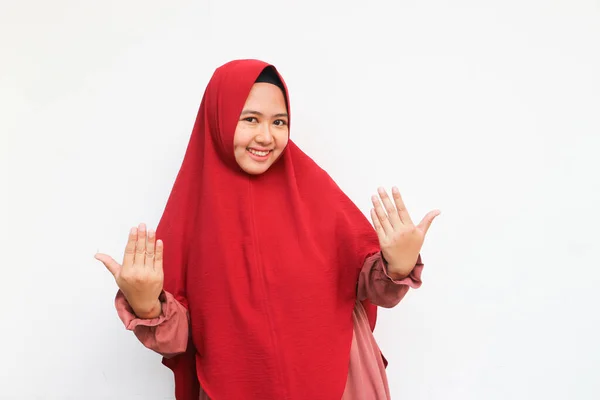 白い背景に赤いヒジャーブを身に着けている美しいイスラム教徒の女性が手を携えて来るように誘う 来てくれて嬉しい — ストック写真