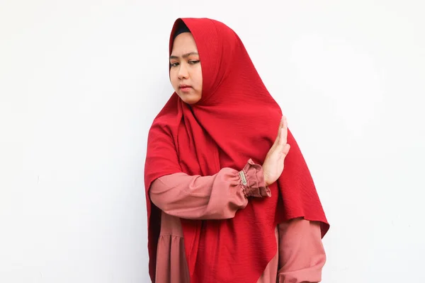 Όμορφη Σοβαρή Ασιατική Γυναίκα Μια Κόκκινη Μαντίλα Στέκεται Απλωμένο Χέρι — Φωτογραφία Αρχείου