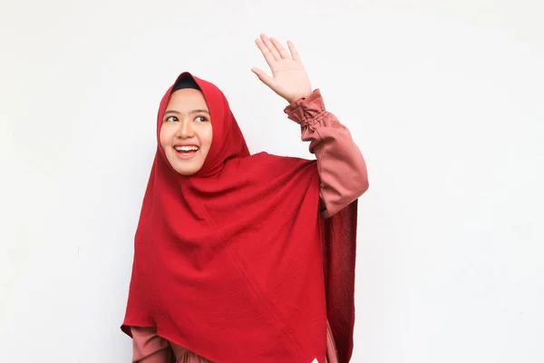 Piękny Azjatycki Muzułmanin Hidżabie Patrzy Górę Macha Ręką Powitania Odizolowany — Zdjęcie stockowe