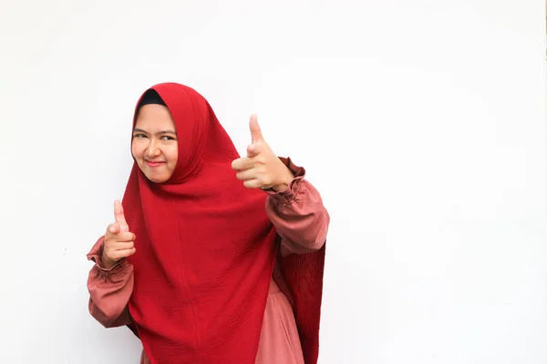 Bela Ásia Muçulmano Hijab Olhando Para Câmera Gestos Mão Para — Fotografia de Stock