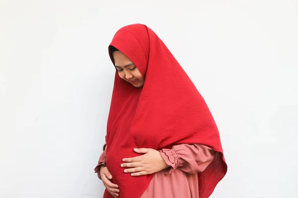 Gravidez Conceito Islâmico Mulher Muçulmana Grávida Bonita Hijab Tocando Sua — Fotografia de Stock