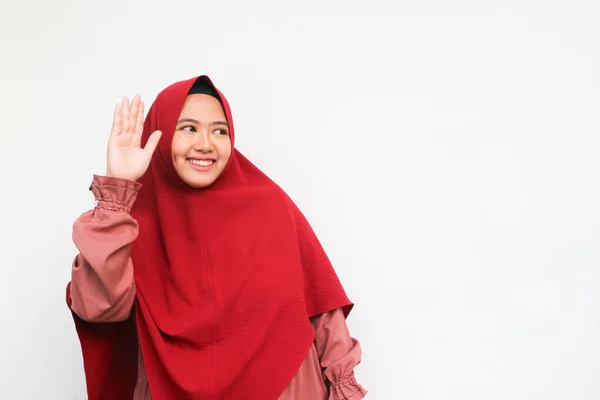 Красивый Азиат Мусульманин Хиджабе Смотрит Вверх Машет Рукой Приветствию Изолированный — стоковое фото