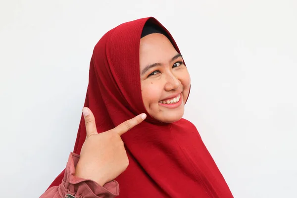 イスラム教徒の女性の笑顔の肖像写真を撮り ディンプルを指しています イスラム教徒の女の子 美しいアジアのイスラム教徒の女性モデル — ストック写真