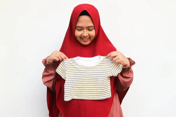 Conceito Mãe Mulher Muçulmana Asiática Feliz Segurando Mostrando Roupas Bebê — Fotografia de Stock