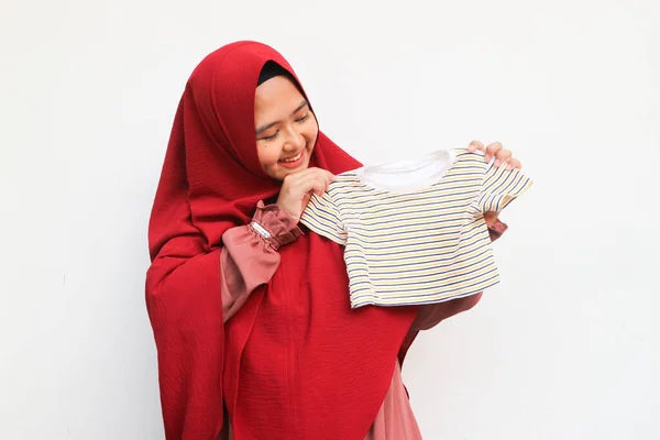 Conceito Mãe Mulher Muçulmana Asiática Feliz Segurando Mostrando Roupas Bebê — Fotografia de Stock