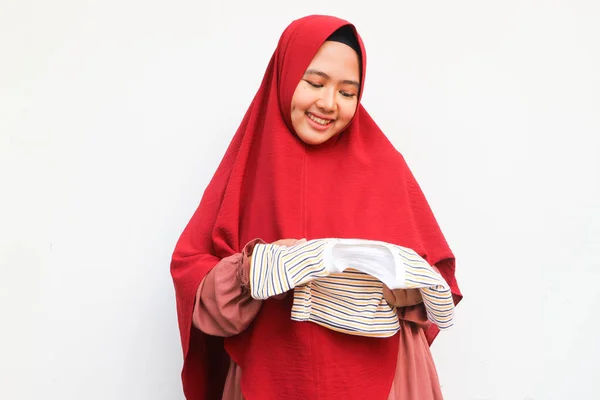 Matka Koncepcja Szczęśliwy Azjatycki Muzułmanin Kobieta Trzyma Patrząc Ubrania Dla — Zdjęcie stockowe